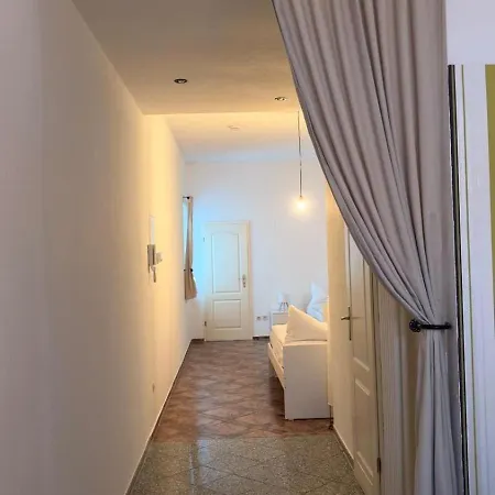 In Bahnhofs- Und Innenstadtnaehe דירה